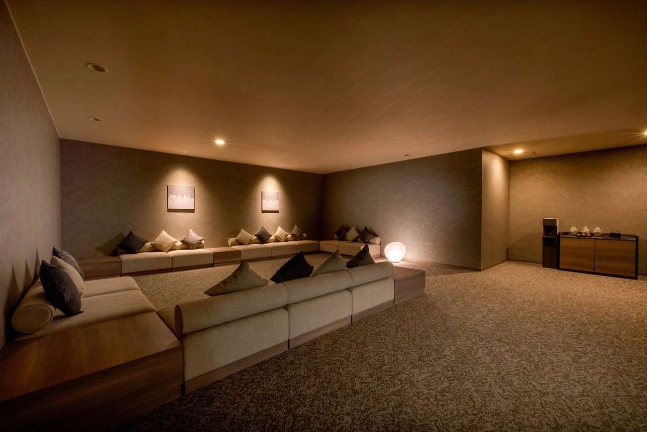 Hot Spring Lounge| Image